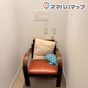 ベビーカーでぎりぎり入れる程のやや狭い個室です。施錠出来る点は安心です。