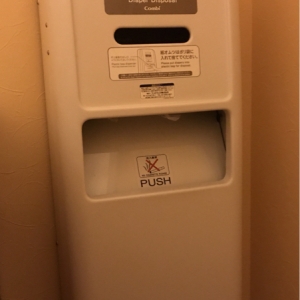 オムツ用のゴミ箱とポリ袋も設置されてます