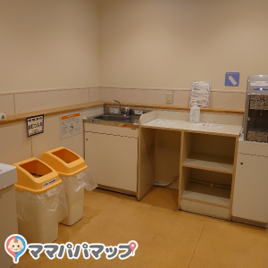 トイザらス・ベビーザらス  松戸店(2F)の授乳室・おむつ替え台の写真(2枚目)