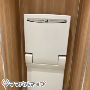 図書館の大人よトイレ内におむつ替え台あり