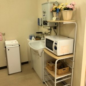 オムツ用ゴミ箱（もう一台ある）。レンジやミルク用のお湯・シンクがある。