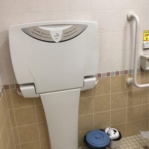 足元にオムツゴミ箱もありました。