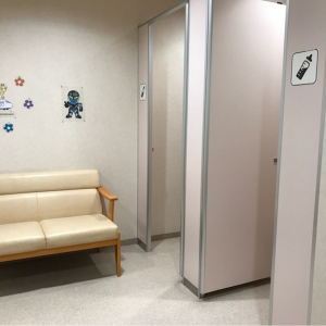 右側に鍵付き扉の授乳室2つ