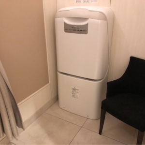 授乳室です。授乳室と授乳室の間にオムツ入れがありました。