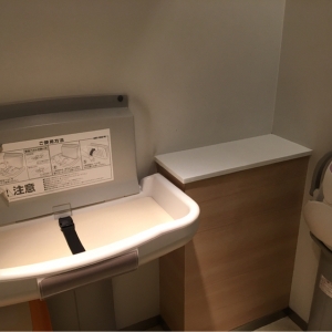 ベビールーム横の普通の女性用WCにもオムツ台有り