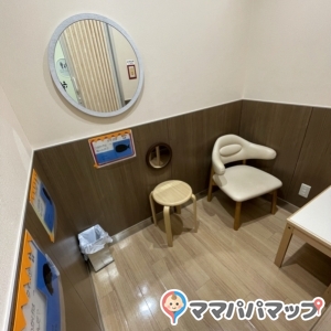 授乳室は1組しか入れませんが、ベビーカーも1台までなら一緒に入れます