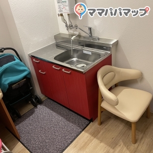 個室が2部屋。冷暖房あり。粉ミルクのお湯も事務所で用意していただけるようでした。とても綺麗で良かったです。