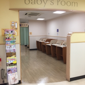 ベビーザらス  阪急宝塚店(1F)の授乳室・オムツ替え台情報 画像2