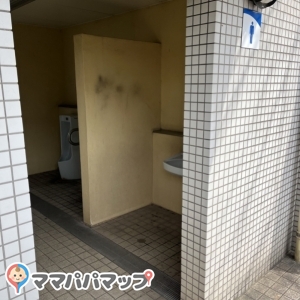 東田大通り公園 公衆トイレのオムツ替え台情報 画像1