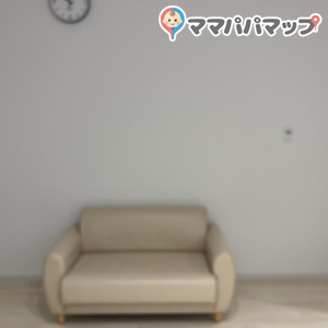 国内線搭乗ゲート前のベビールーム(2F)の授乳室・おむつ替え台の写真(3枚目)