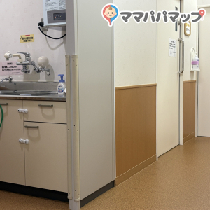 給湯器は、はじめお湯が出ないので、お湯の出る蛇口をひねったあと右側の機器に赤いランプが点くまで数十秒待ってから哺乳瓶に注いだほうが良いです。また、給湯室内にもベビーベッドがあります。奥に親子トイレがあります。