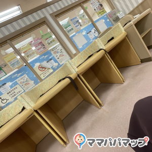 おむつスペースもありベンチが6席ほどあります。平日の10：30ごろに利用しましたが、人がいなくて落ち着いて利用できました。スケールや身長をはかる器具などもありました。