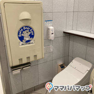 女子トイレの個室内にオムツ替え台あります！個室1つだけなので混雑時は少し気を遣うかもしれません
