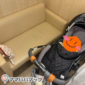授乳室は3部屋あり、ベビーカー１台分の広さです。荷物台は無く、荷物や洋服を掛けれる荷物フックが2個有りました。扉はなく、カーテンで目隠しです。