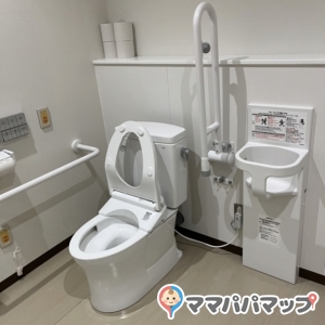 オーケー　青葉台店の授乳室・おむつ替え台の写真(1枚目)