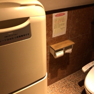 女子トイレ個室の中にはオムツ交換台