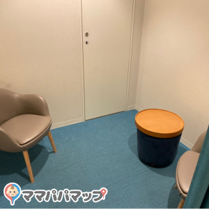 授乳室に椅子は２つ。肘掛が低く少し授乳しづらいです。
