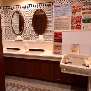崎陽軒 本店アリババ(女子トイレ内)のオムツ替え台情報 画像2