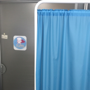 ドアは完全にしまりますが動かせる仕切りもあります。