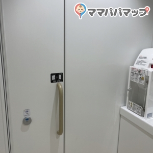 個室は鍵もかけられます。