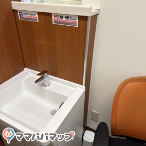 コーナン　船堀店(1F)の授乳室・おむつ替え台の写真(1枚目)