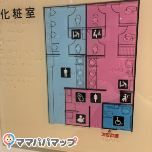 おむつ台は男子トイレ個室内にもあり、合計3つあります