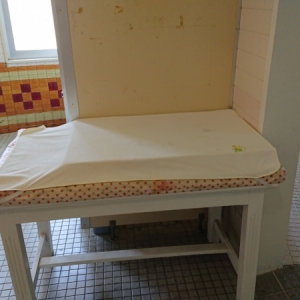 女子トイレ内にあるベッドです。