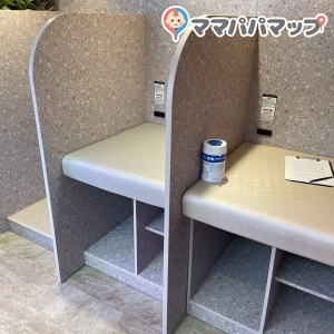 ねんねおむつ替え2台、立っちでおむつ替え1台