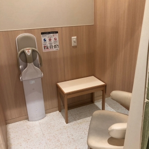授乳室は扉はカーテンで鍵無し 4部屋有り