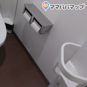 女子トイレ内　ベビーチェア