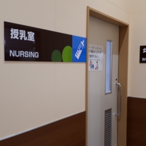 女子トイレの真正面に入り口あり