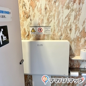 広めの個室2つの内1つにおむつ替え用の台があります。ベビーカーでは入るのは難しいです。