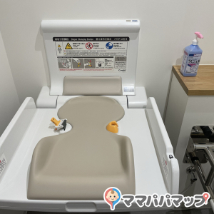 ベルト付きのおむつ交換台でした。荷物のフックもあって便利。