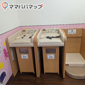 東京駅新幹線改札内ベビールーム(1F)の授乳室・おむつ替え台の写真(1枚目)