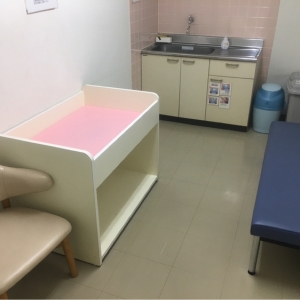 オムツ台は授乳室と女子トイレに1台ずつあります