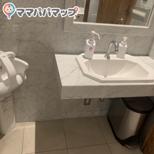 Harbs渋谷　ヒカリエシンクス店(4F)の授乳室・おむつ替え台の写真(2枚目)