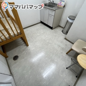 2024年5月現在の写真です。最低限の設備は整えられており、スペースにも余裕があるのでベビーカーと一緒に入っても全く問題ありません。ただ生ゴミのような匂いが少し漂っていたのは気になりました。各備品は古く綺麗とは言えないものの汚いわけではありません。欲を言えば流し台に手洗いソープを置いてほしいです。私は使用後トイレに手を洗いに行きました。