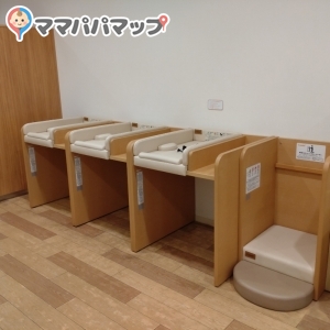 オムツ台３つ＋立ったままオムツ変えられるところ