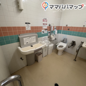 オークワ　車椅子のオムツ替え台情報 画像2