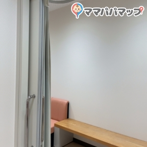 鍵はありません。開けた時中が見えないようにドアにカーテンはあります。