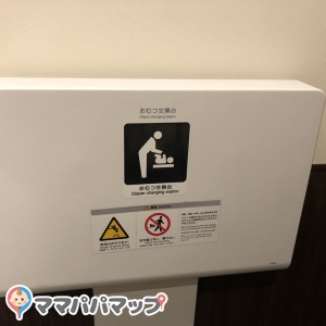 トイレ内にあります。ベビーカーと入れる広さがあります。