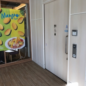 鍵がかかっています。デニーズの店員さんに声をかけて開けて貰います。