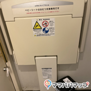 512CAFE&GRILLの授乳室・おむつ替え台の写真(1枚目)