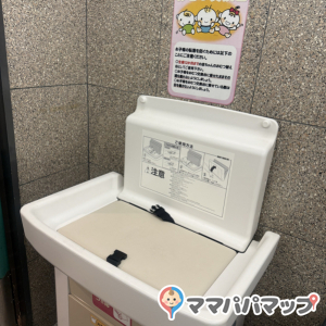 サラダボウル(女子トイレ内)のオムツ替え台情報 画像2