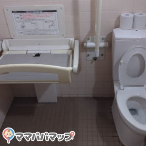 女子トイレ側多目的トイレ