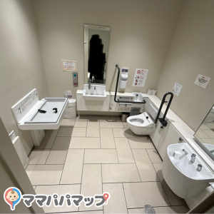 WACCA 池袋(5F 多目的トイレ)のオムツ替え台情報 画像1