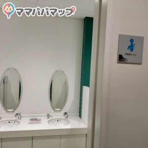 授乳スペースより奥にキッズトイレ。背の低い手洗い場もありました