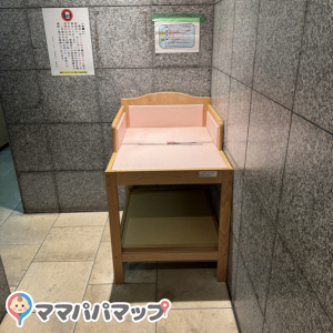 1F女性用トイレの入り口におむつ交換台