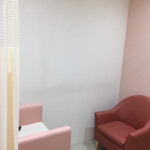 オムツ替え台と椅子が一つずつ