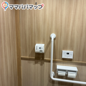 便器側の壁にフックがあります